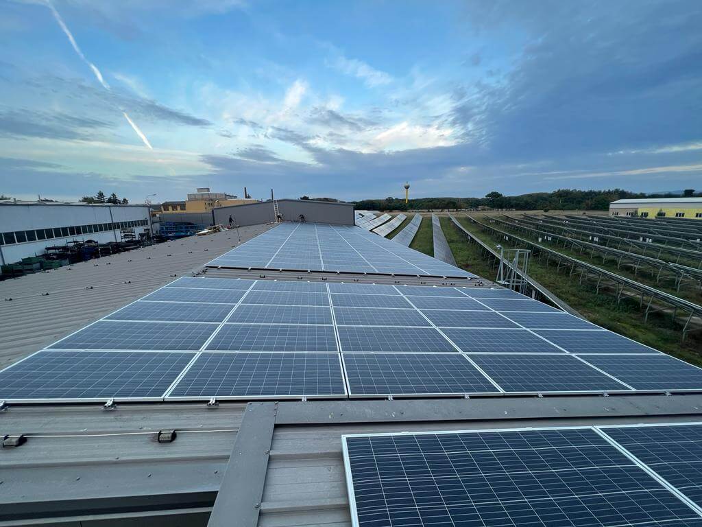 Ukázka realizace fotovoltaické elektrárny pro firmu SMR PLUS v Bzenci (2023).